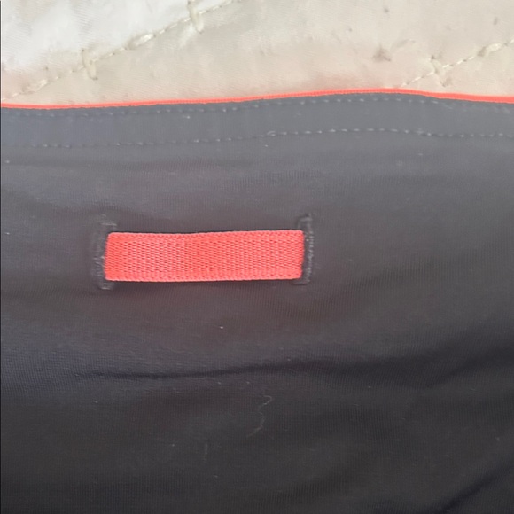 Lululemon Stylish Women's Coral and Black Patterned Shorts - Picture 5 of 6